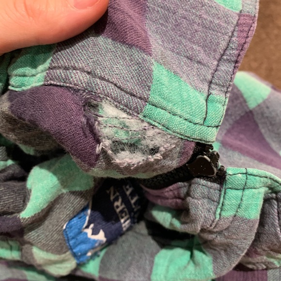 Men’s 90’s Inspired Puffer Vest - Picture 4 of 5